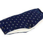 Der KraftKids Kinderwagenmuff Musselin dunkelblau Anker besteht aus marineblauem Musselin mit weißem Anker-Print, ist mit weichem Fleece gefüttert und hat dunkle Knöpfe für Wärme und Stil.