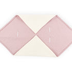 KraftKids Decke für Babyschale Winter Musselin in Rosa mit goldenen Punkten, hexagonal-förmig, zwei cremefarbenen Dreiecks-Laschen zur Mitte gefaltet, auf weißem Hintergrund.
