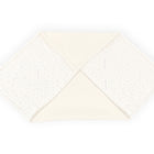 Die KraftKids Decke für Babyschale Winter Musselin besteht aus einem weichen, cremefarbenen Stoff mit goldenen Punkten auf weißem Grund, der rautenförmig gefaltet ist, um die cremefarbene Unterseite zu zeigen. Perfekt für die Wärme und den Stil Ihres Babys.