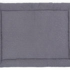 Die quadratische Krabbeldecke Musselin goldene Punkte auf Grau von KraftKids, gefüllt mit Polyestervlies, ist von oben auf weißem Hintergrund zu sehen.