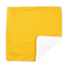 Die KraftKids Wickelunterlage Waffel Piqué senf ist eine quadratische gelbe Decke mit strukturiertem Muster, weißem Rand und weißer Unterseite - ideal als weiche Wickelunterlage Baby oder praktische Reisewickelunterlage.