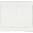 Die KraftKids Krabbeldecke Leinen leicht grünes Weiß ist eine quadratische, weiße Polstermatte mit weichem Rand und glatter Oberfläche, ideal für den Wickeltisch oder neben Leinen Körbchen, abgebildet von oben auf weißem Hintergrund.