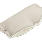 Der Kinderwagenmuff Leinen Natur Braun von KraftKids ist ein beigefarbener, handgenähter Stoffmuff mit Druckknöpfen und einem teilweise offenen Design, das sein weiches weißes Innenfutter zeigt.