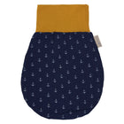 Der KraftKids Strampelsack Herbst Winter Musselin hat ein senfgelbes Oberteil, ein marineblaues Unterteil mit weißen Ankern und ein beiges Seitenschild für zusätzlichen Charme.