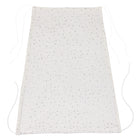 Eine weiße rechteckige Schürze mit dünnen goldenen Punkten von KraftKids, mit langen weißen Taillenbändern auf jeder Seite - ideal für einen mühelosen Stil, inspiriert durch das praktische Design des Sonnensegels Musselin goldene Punkte auf Weiß.