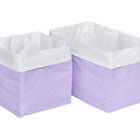 Zwei KraftKids Körbchen Uniweiss in helllila mit weißen Tupfen und weißem Rand sind ideal für die Aufbewahrung auf einem Wickeltisch, hier nebeneinander auf weißem Hintergrund.