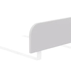 Eine minimalistische Illustration des KraftKids Bettschutzgitters Rausfallschutz in grau, mit einem schlichten, abgerundeten Kopfteil und subtilen Umrissen des Bettrahmens und des verstellbaren Schutzgitters, alles schräg auf einem weißen Hintergrund.