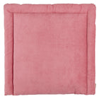 Eine rechteckige, zartrosa Wickelauflage Cord Breitcord Rosa von KraftKids mit Cordstruktur und leicht erhöhten Rändern, von oben betrachtet.