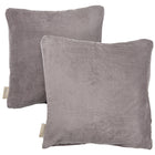 Zwei quadratische Kissenbezüge Cord Breitcord Grau von KraftKids sind leicht überlappend auf einem weißen Hintergrund platziert. Jeder Bezug ist auf einer Seite mit einem kleinen Anhänger versehen.