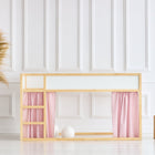 Ein minimalistisches Kinderetagenbett mit KraftKids Hochbettvorhänge Set 2+1 Doppelkrepp Rosa, für Kura Bett, steht vor einer weiß getäfelten Wand. Daneben stehen eine geflochtene Vase mit Pampasgras und zwei Holzhocker auf einem weißen Boden.
