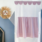 Ein Kinderzimmer mit einem Strohlöwen als Wanddekoration, einer schwarzen Kreidetafel mit Zeichnungen und dem KraftKids Puppentheater Kasperletheater Doppelkrepp Rosa inkl. Teleskopstange - hergestellt in der EU - mit einem Volant. Teleskopstange - hergestellt in der EU - mit einem Volant mit Wellenschliff.