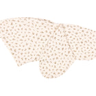 KraftKids Stillkissenbezug Musselin Zweige braun: Zwei weiße Bezüge mit abgerundeten Ecken und feinem, braunen Zweigmuster. 100% Baumwolle sorgt für weichen, komfortablen Schutz des Stillkissens.