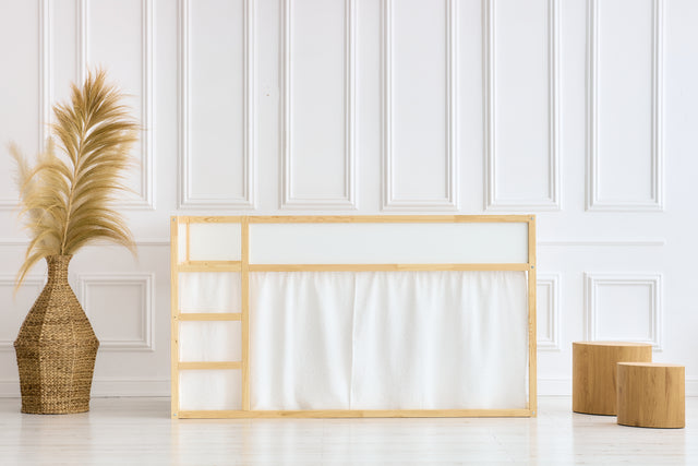 Ensemble de rideaux pour lit mezzanine 2+1 en mousseline à pois dorés sur blanc adapté au lit Kura
