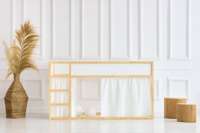 Ensemble de rideaux pour lit mezzanine 2+1 en mousseline à pois dorés sur blanc adapté au lit Kura