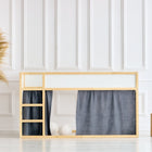 Ein minimalistisches Kinder-Hochbett aus Holz mit KraftKids Hochbettvorhänge Set 2+1 Musselin goldene Punkte auf Grau für das Kura Bett, wird mit einer großen geflochtenen Vase aus Pampasgras und zwei Holzhockern vor weiß getäfelten Wänden und Böden kombiniert.