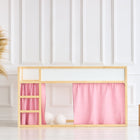 Ein minimalistisches Kinderbett mit hellem Holzrahmen, Leiter und rosa KraftKids Hochbettvorhänge Set 2+1 Musselin rosa für Kura Bett steht an einer weiß getäfelten Wand. Eine geflochtene Vase und Holzklötze ergänzen die gemütliche Kinderzimmer Dekoration.