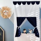 Das KraftKids Puppentheater Kasperletheater Musselin dunkelblauer Anker incl. Teleskopstange zeigt zwei Puppen, eine Stroersonne und eine Kreidetafel vor einer geometrisch gemusterten blauen Wand.