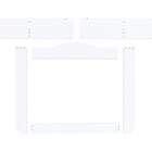 Fünf flache weiße Holzpaneele in verschiedenen Formen und Größen sind auf weißem Hintergrund ausgelegt und werden als unmontierte Teile des KraftKids Wickelaufsatzes passend für IDANÄS Kommoden gezeigt.